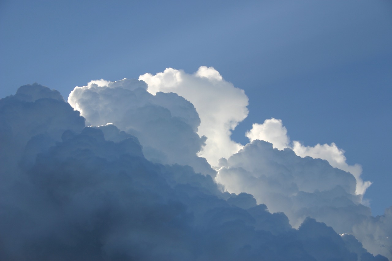 El temps: cel ennuvolat i tempesta a mitja tarda - El temps: cel ennuvolat i tempesta a mitja tarda -