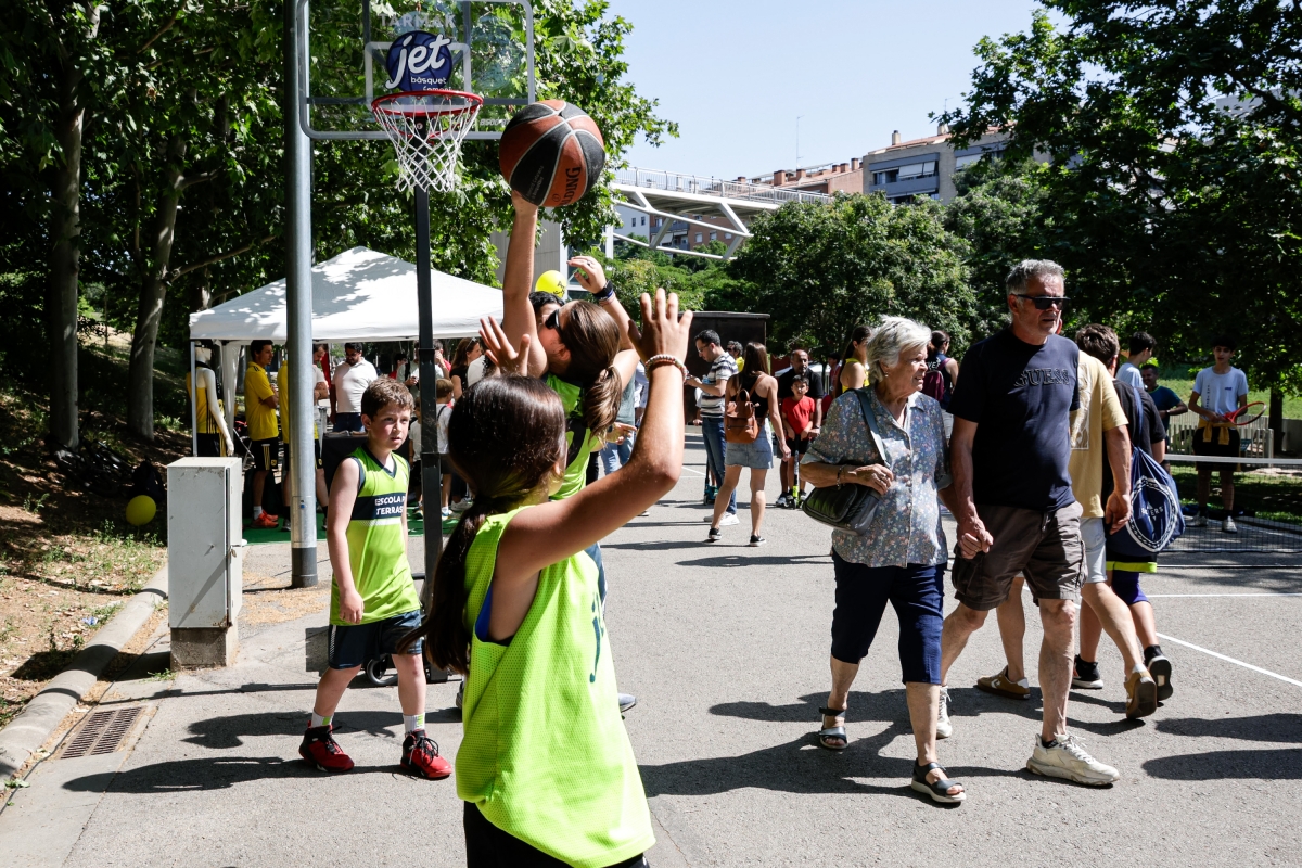 La JET va aportar cistelles de minibàsquet - Lluís Clotet La JET va aportar cistelles de minibàsquet - Lluís Clotet