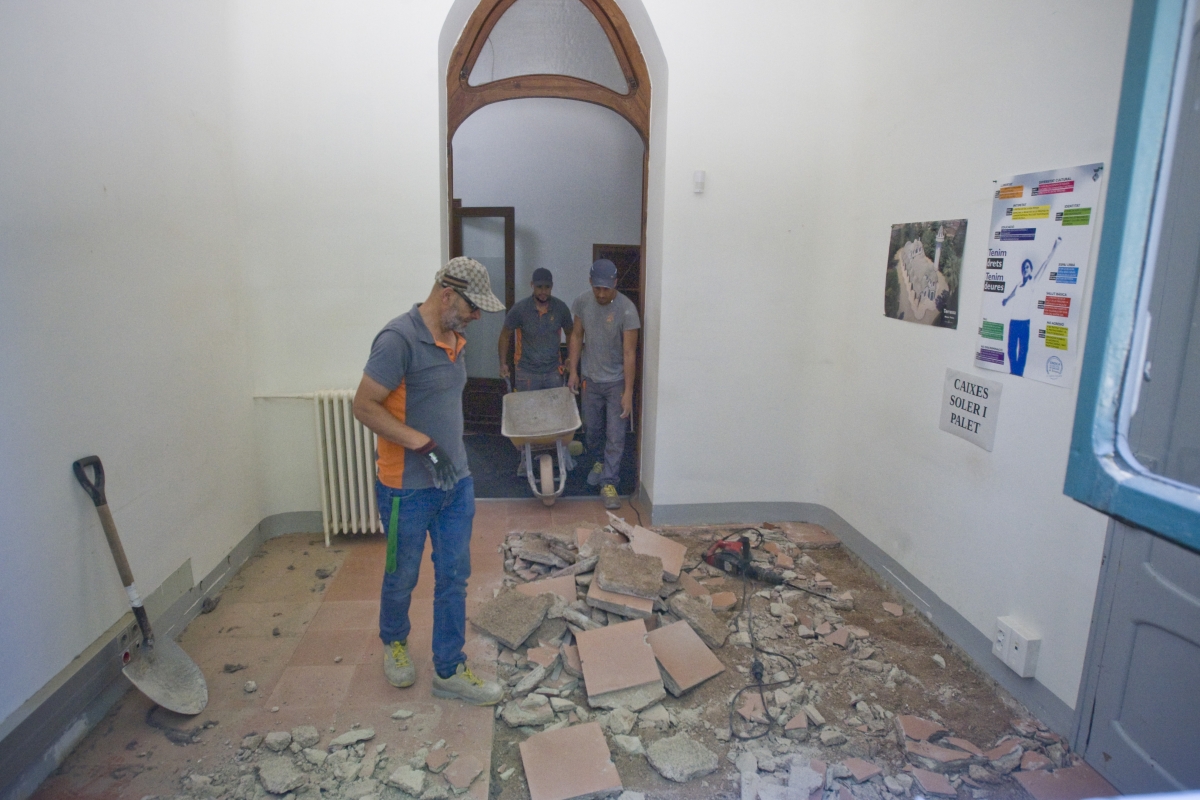 Operaris aixecant un dels terres de l'interior de la Masia Freixa - Nebridi Aróztegui Operaris aixecant un dels terres de l'interior de la Masia Freixa - Nebridi Aróztegui