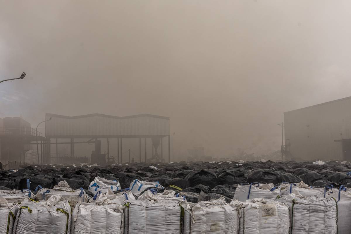 Un incendi en una nau de reciclatge de Sabadell mobilitza 13 dotacions de Bombers
