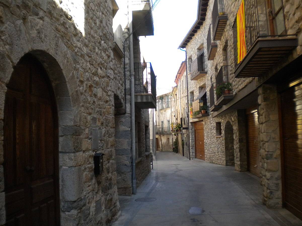 El poble històric de Girona ideal per visitar a la tardor