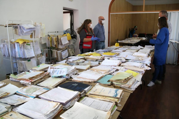 Arxivers i restauradors recuperen el patrimoni documental de Godall afectat pels aiguats Arxivers i restauradors recuperen el patrimoni documental de Godall afectat pels aiguats