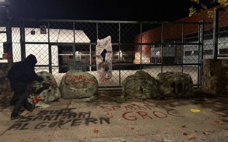 Acció del Gremi de la Pagesia Catalana a Vic per denunciar la «mala gestió» de la crisi de la dermatosi nodular Acció del Gremi de la Pagesia Catalana a Vic per denunciar la «mala gestió» de la crisi de la dermatosi nodular