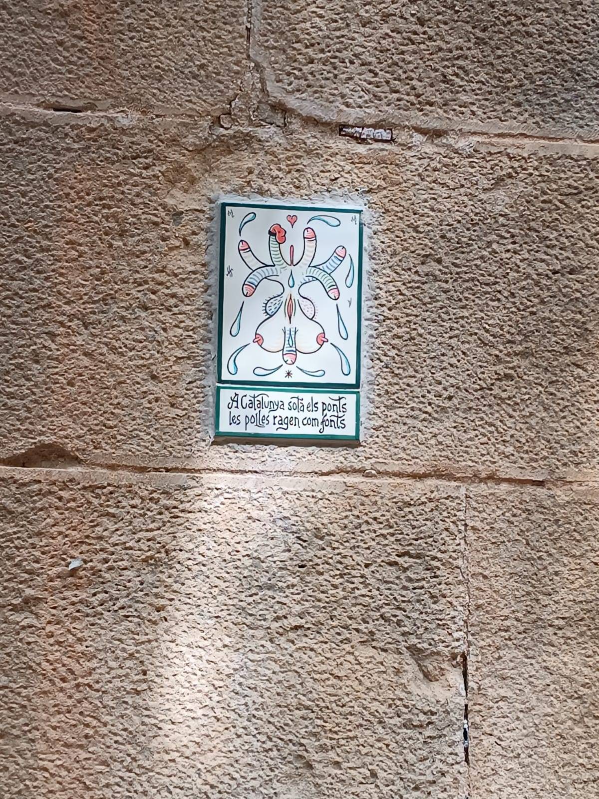 Apareixen unes misterioses rajoles amb contingut eròtic als ponts de la Mare de la Font