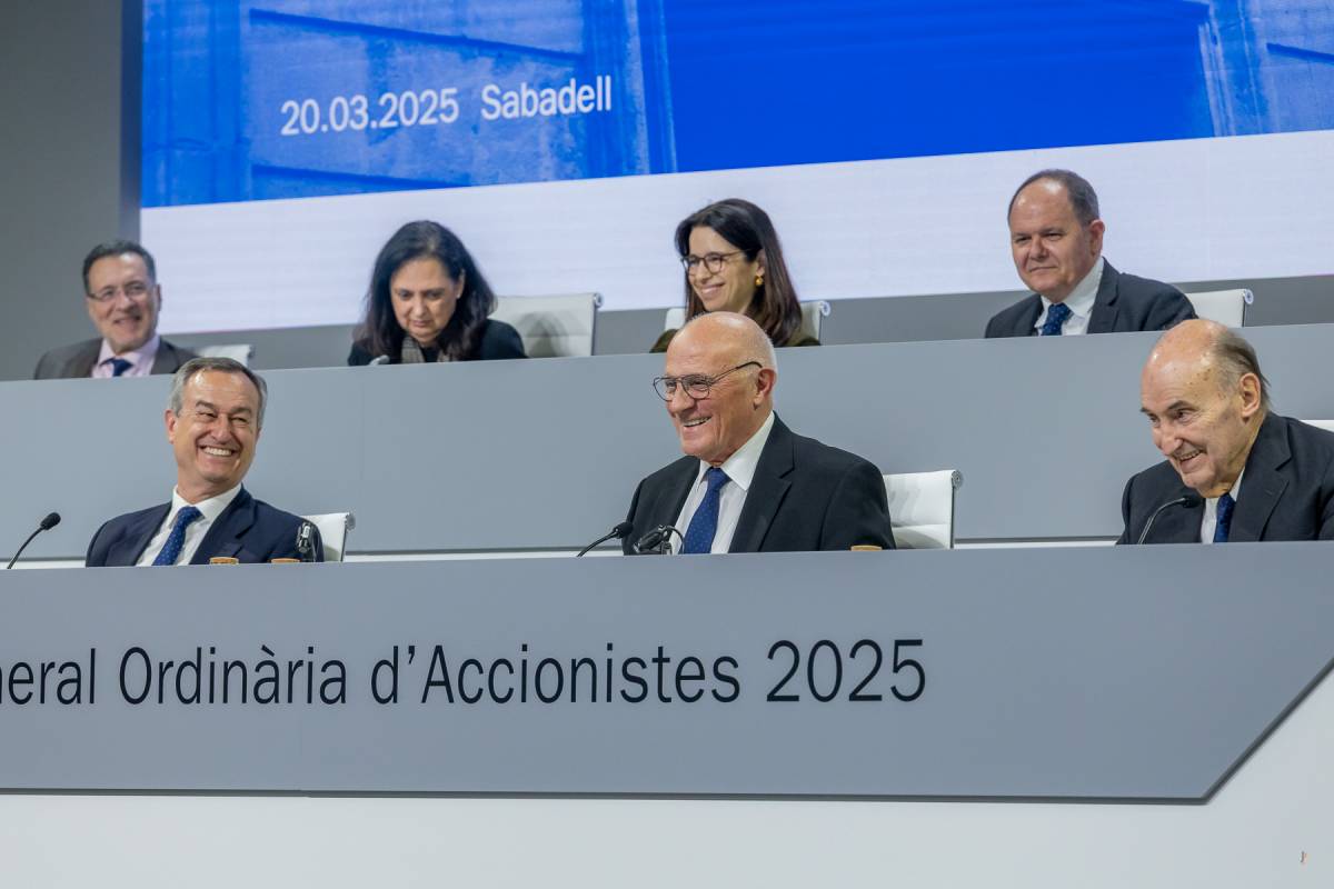 Cada treballador del Banc Sabadell rebrà prop de 1.000 euros en accions  Cada treballador del Banc Sabadell rebrà prop de 1.000 euros en accions