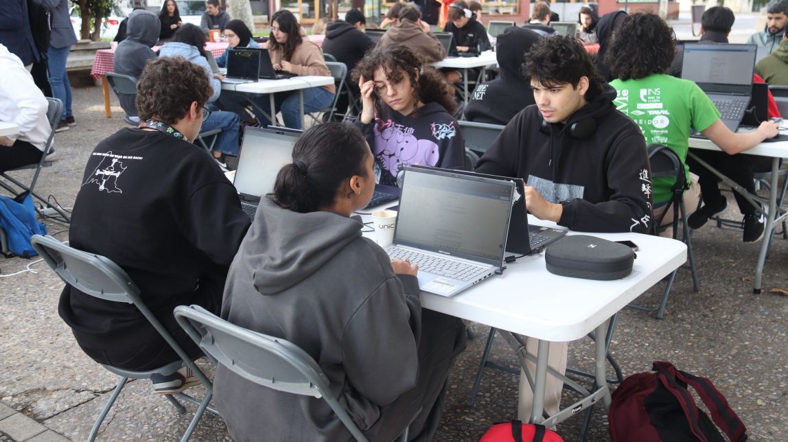 Una trentena d'estudiants competeixen a Portbou per trobar errors a una web de Renfe Una trentena d'estudiants competeixen a Portbou per trobar errors a una web de Renfe