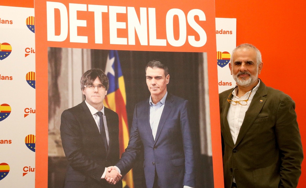 Ciutadans dona la nota amb el cartell electoral fet per la IA: «Detén-los»