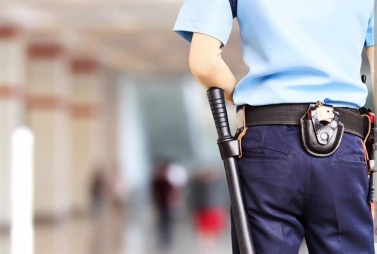 Els vigilants, obligats a dur corbata a l'estiu als centres comercials amb aire condicionat