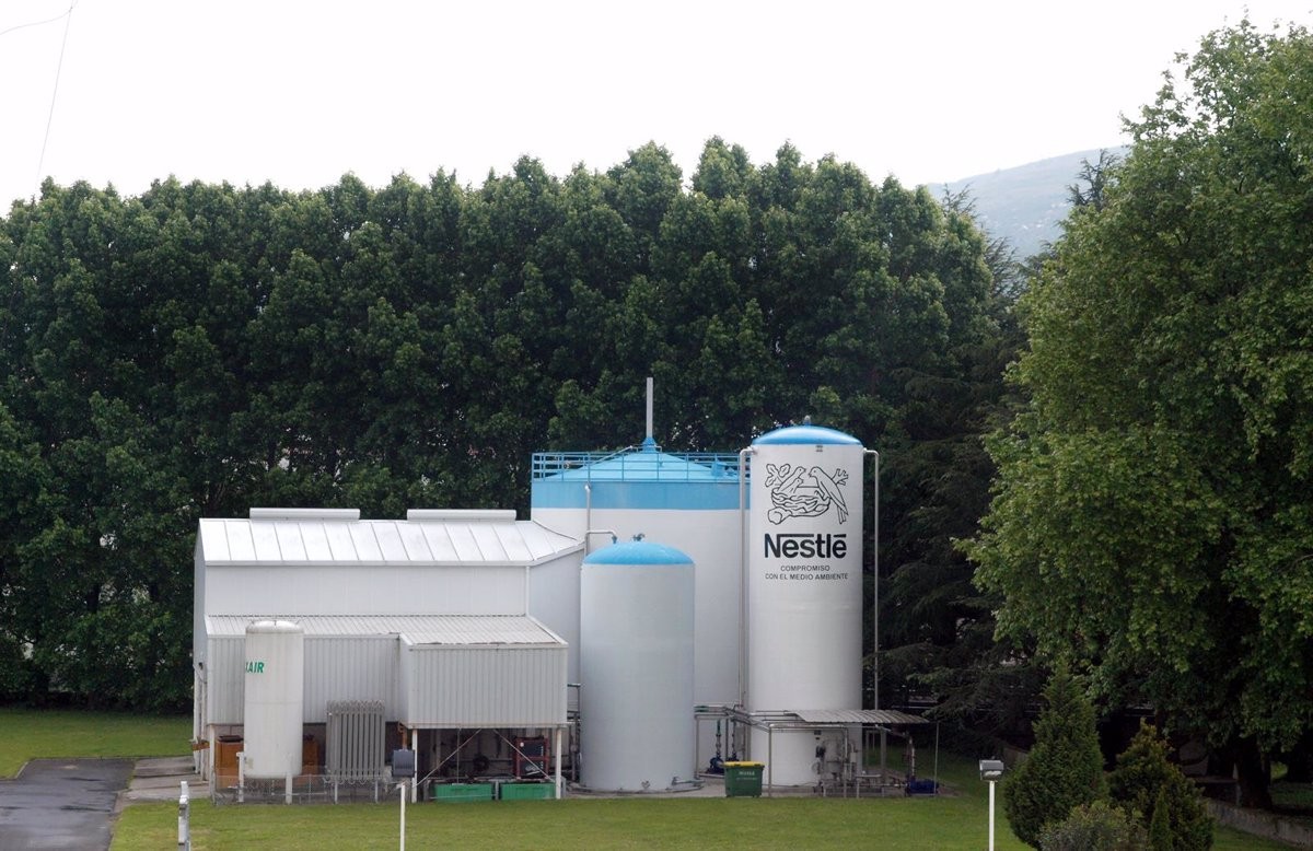 Nestlé protagonitza un escàndol alimentari: la qualitat sanitària de la seva aigua «no està garantida»
