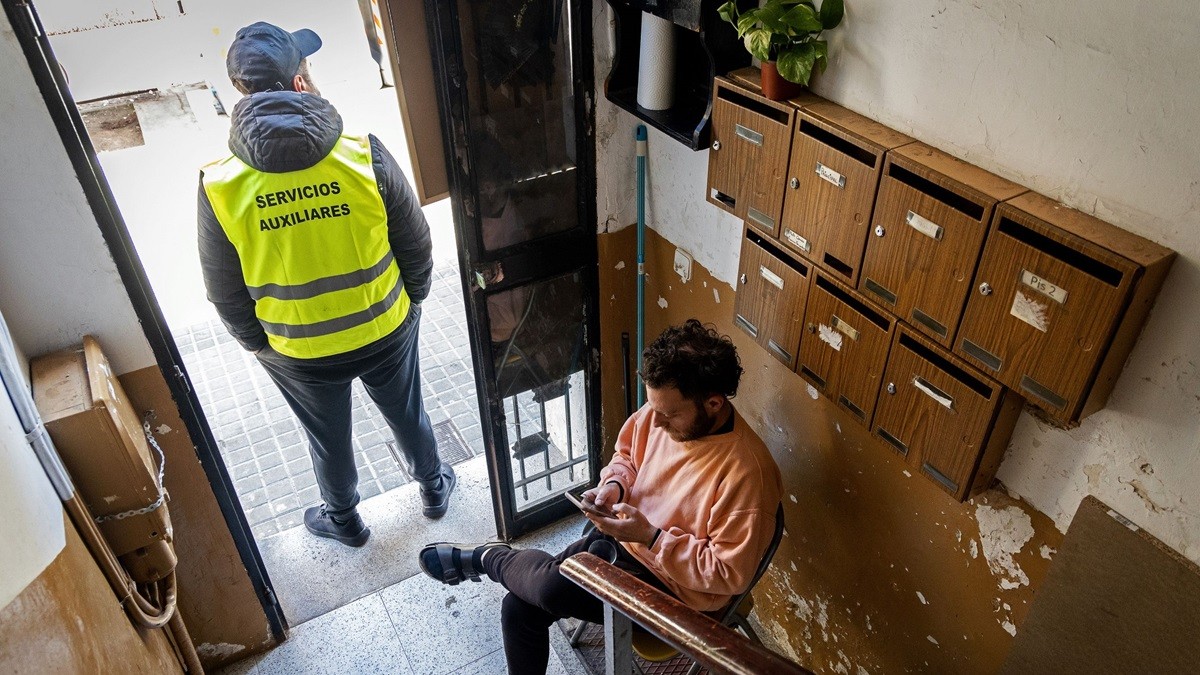 Vigilants antiocupació i «assetjament» en una finca de Barcelona: el còctel que ja expulsa veïns