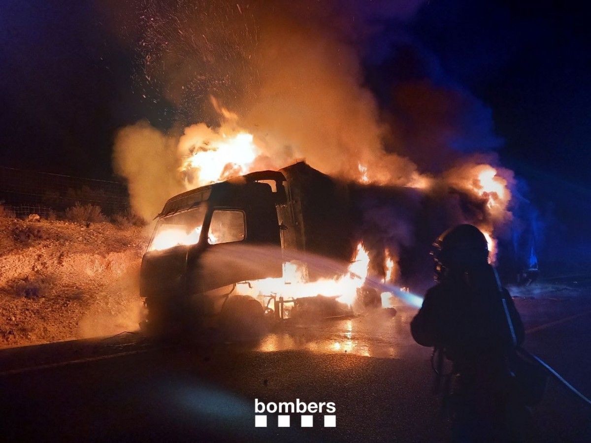 Cues quilomètriques a l'AP-7 per l'incendi d'un camió frigorífic a l'Ampolla