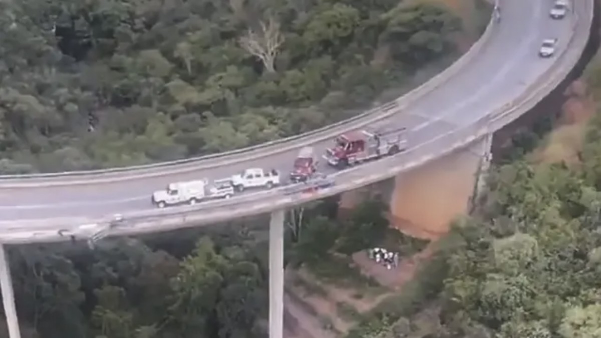 Un autocar es precipita per un pont a Sud-àfrica i deixa 45 morts