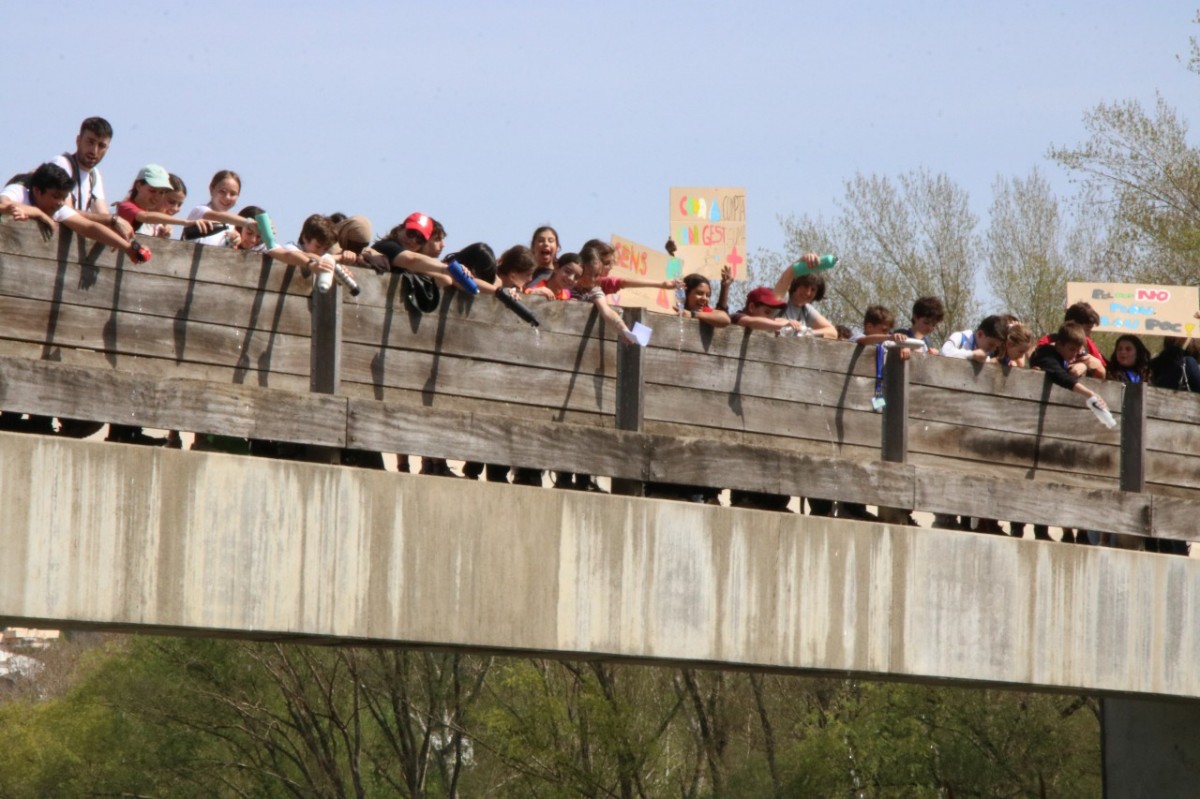 Estudiants de Girona aboquen palanganes d'aigua al Ter per exigir més cabal