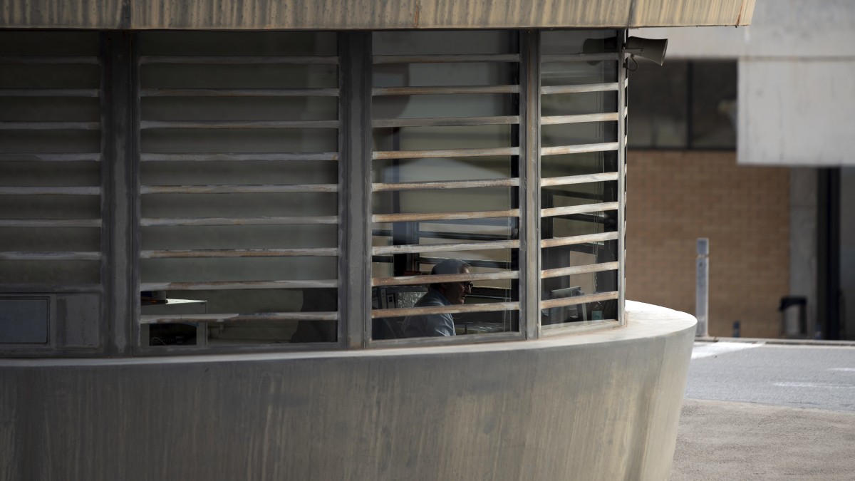 Un empleat al accés del centre penitenciari Brians II  - David Zorrakino / Europa Press