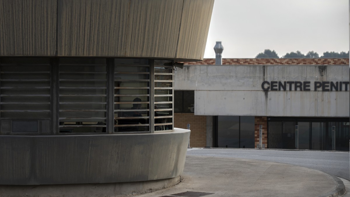 Un empleat al accés del centre penitenciari Brians II  - David Zorrakino / Europa Press