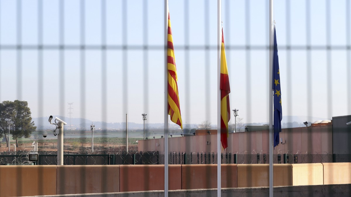 Banderes a mitja asta en l'accés a la presó de Lledoners, per la mort d'una treballadora de la presó de Mes d'Enric a Tarragona als mans d'un pres - Marc Trilla / Europa Press