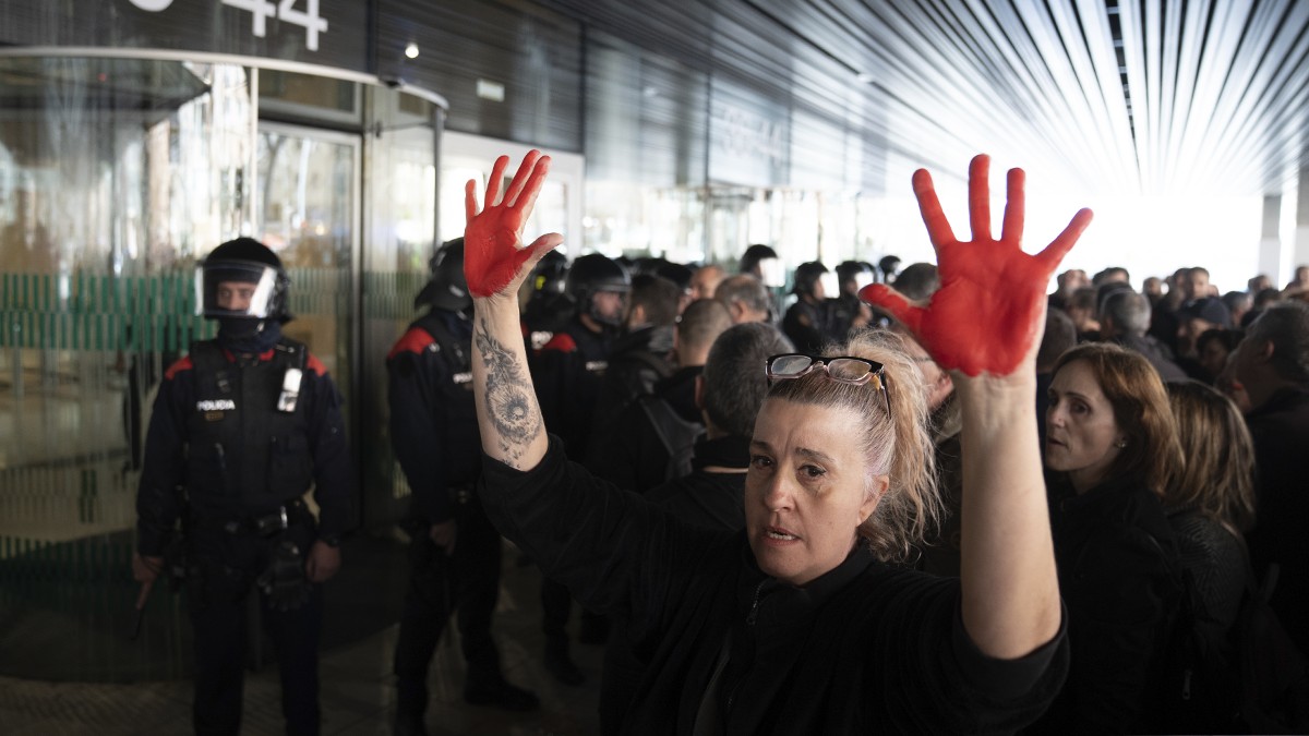 Manifestants durant una concentració per la mort d'una treballadora de la presó de Mes d'Enric, enfront de la conselleria de Justícia -  David Zorrakino / Europa Press