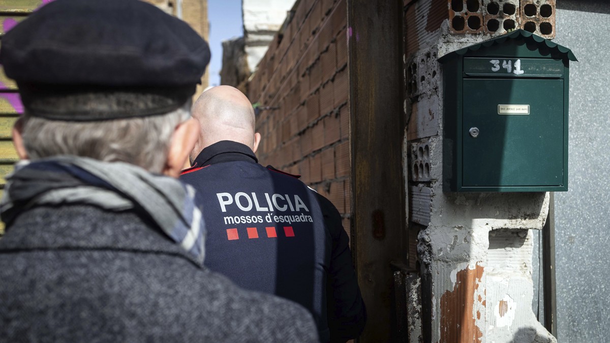 La mobilització social atura el desnonament d'una mare barraquista amb una nena discapacitada