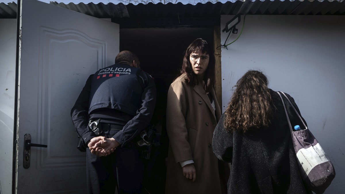 Col·lectius pel dret a l'habitatge i la inclusió social intentant mediar amb la policia, en el desnonament de la Maria - Hugo Fernández