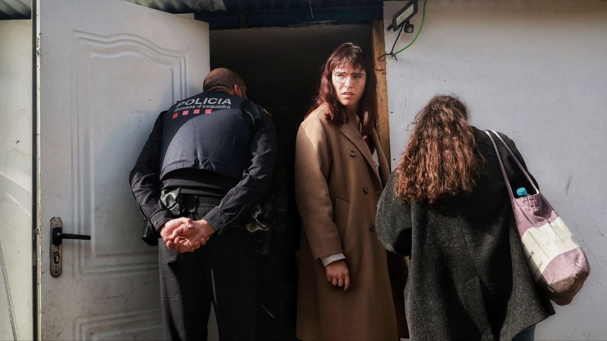 Policia i membres del Sindicat d'Habitatge de la Verneda i el Besòs, al desnonament, aquest matí - Hugo Fernández