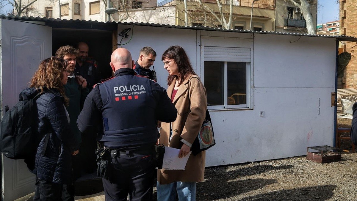 Col·lectius pel dret a l'habitatge i la inclusió social intentant mediar amb la policia, en el desnonament de la Maria - Hugo Fernández