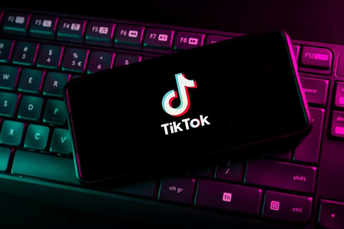 Un mòbil amb l'aplicació de TikTok oberta - Europa Press
