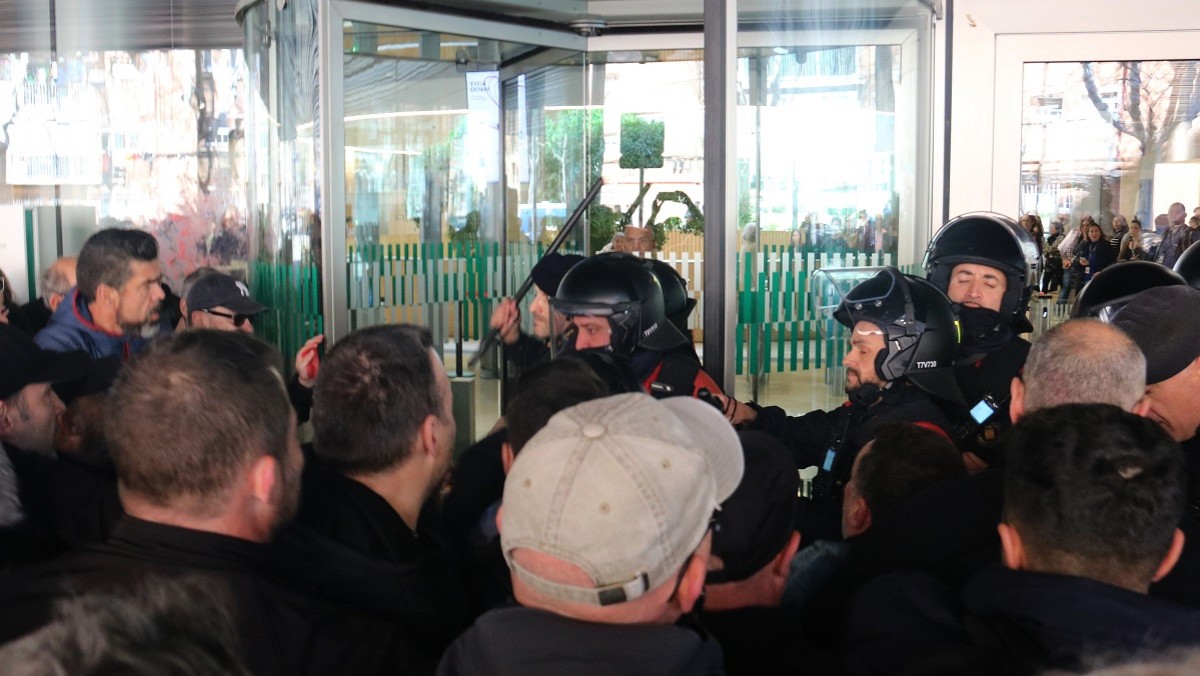 Càrregues dels Mossos per evitar que els sindicats de presons entrin per la força a Justícia