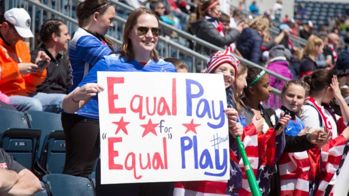Una afeccionada nord-americana reivindica la igualtat salarial entre futbolistes durant la disputa del mundial de 2015 - Womankind Worldwide