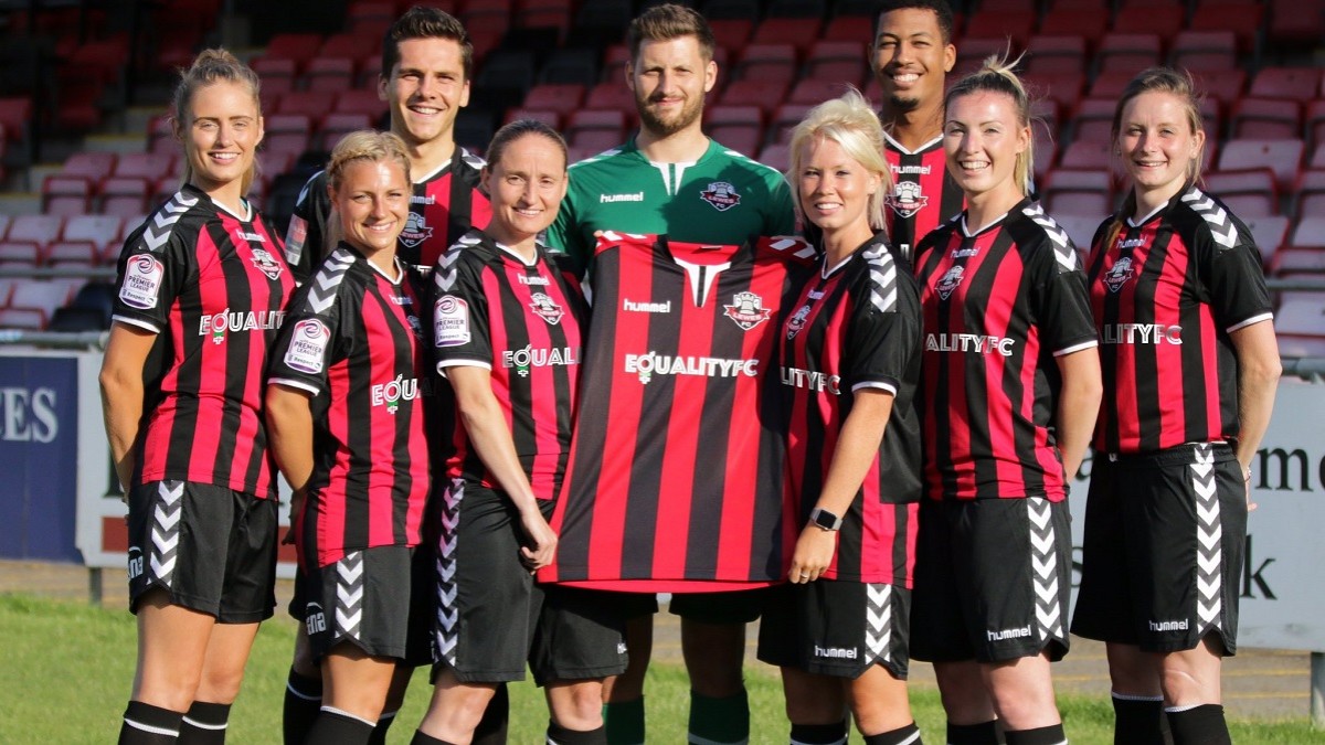 Els i les futbolistes del Lewes FC llueixen al pit de la samarreta el lema «Equality FC» que defineix a l’entitat - @LewesFCWomen