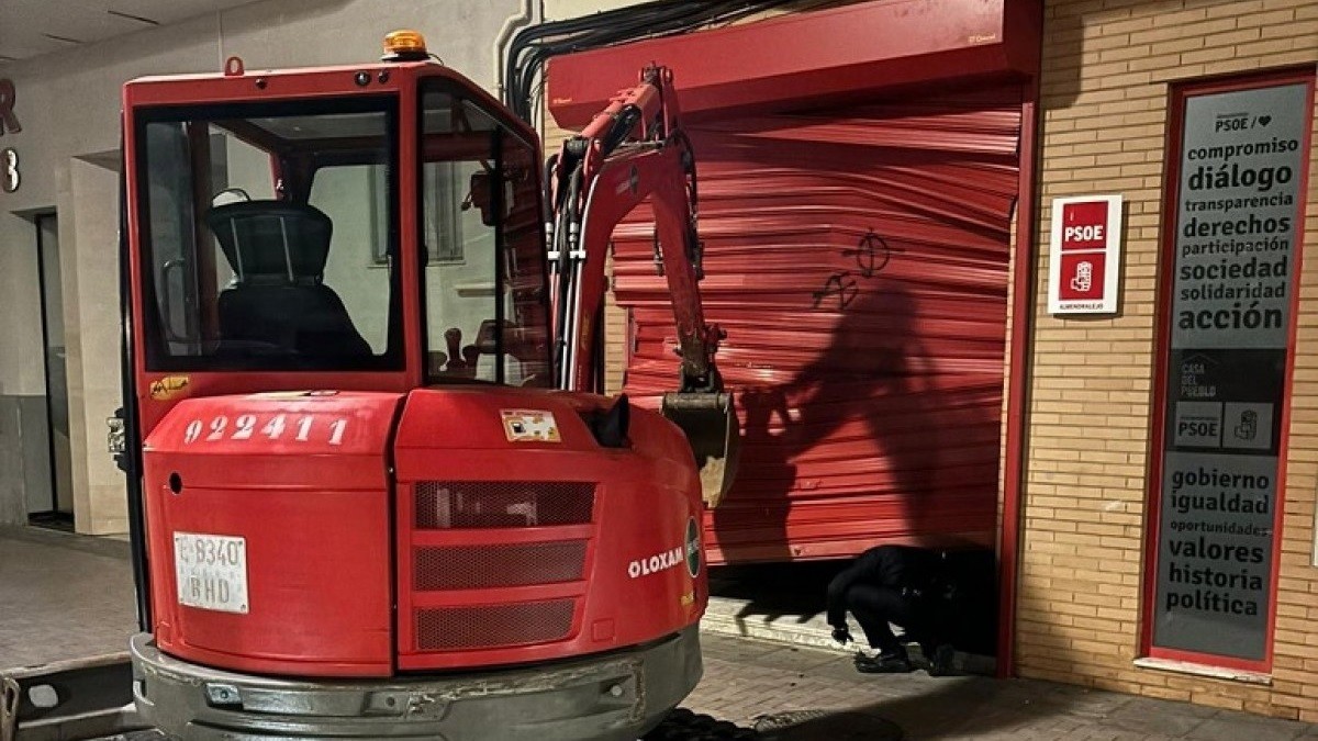 La seu del PSOE d'un poble d'Extremadura, rebentada per una excavadora