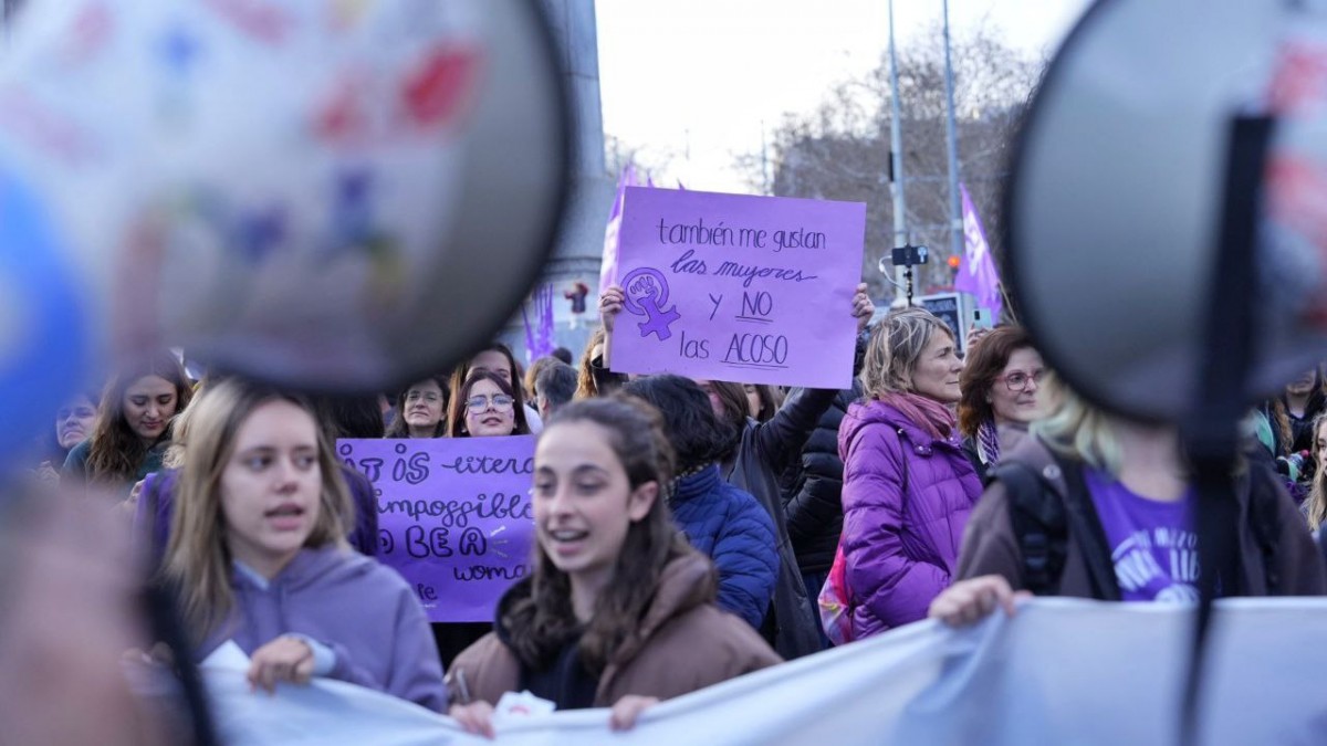 Les dones s'alcen al carrer contra les desigualtats - Ricard Novella