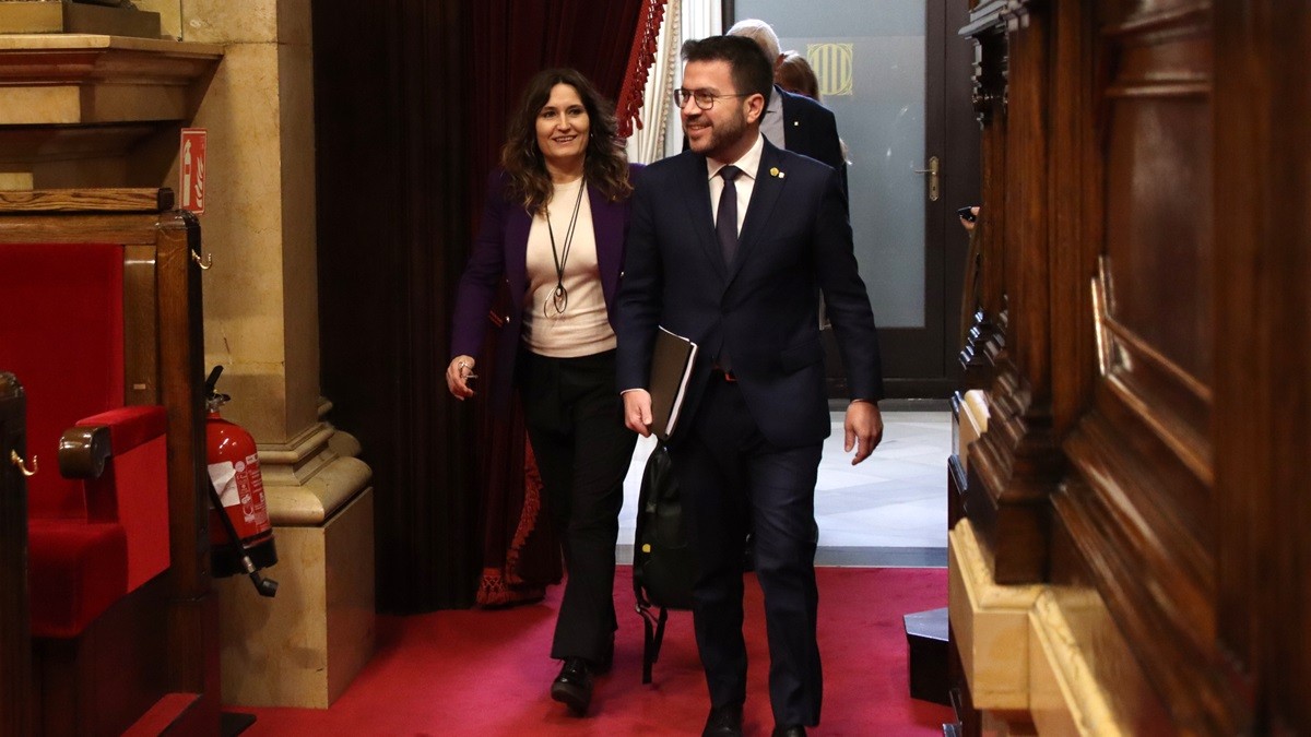 Aragonès i els comuns s'enroquen pel  Hard Rock amb els pressupostos en risc