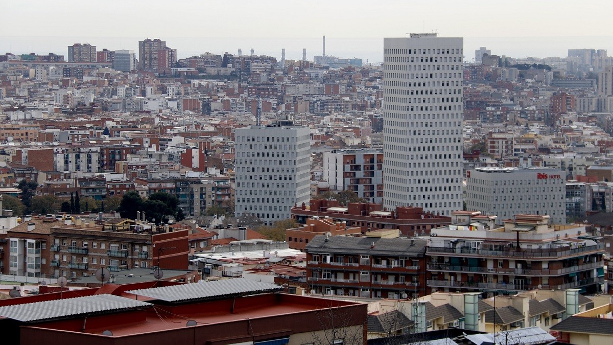 Desallotgen dos edificis de Santa Coloma de Gramenet per esquerdes