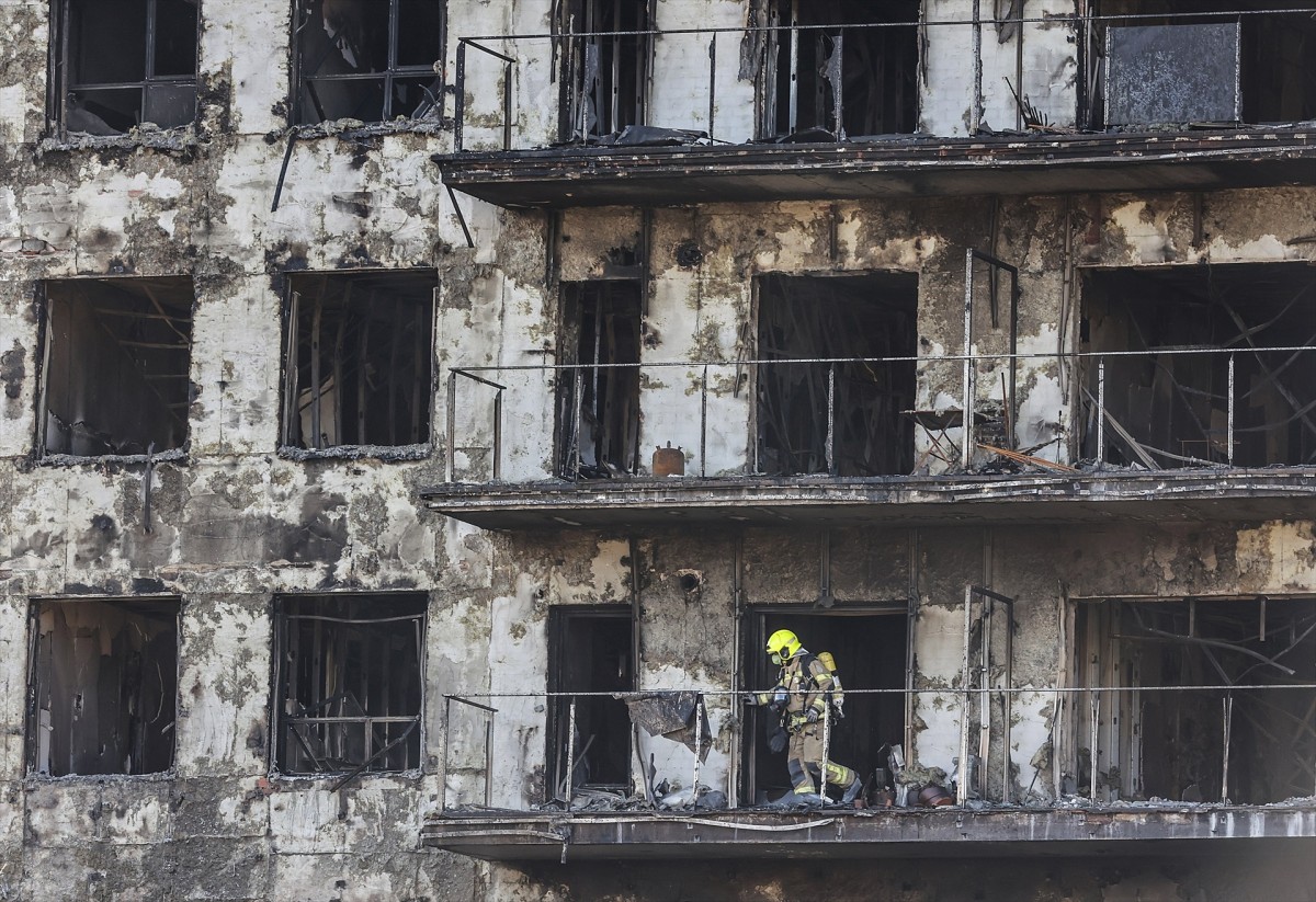 Detingudes dues persones per entrar a robar a l'edifici calcinat a València