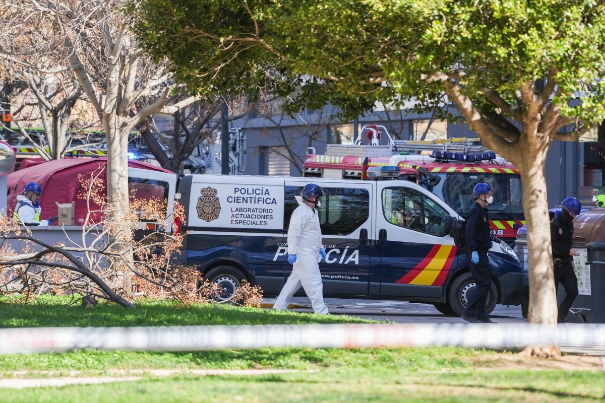 Un vehicle i agents de la policia científica es dirigeixen a l'edifici després de l'incendi en què han mort 10 persones a València - Jorge Gil / EP