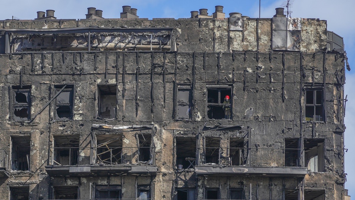 Un bomber dins l'edifici totalment calcinat a València - Jorge Gil / Europa Press