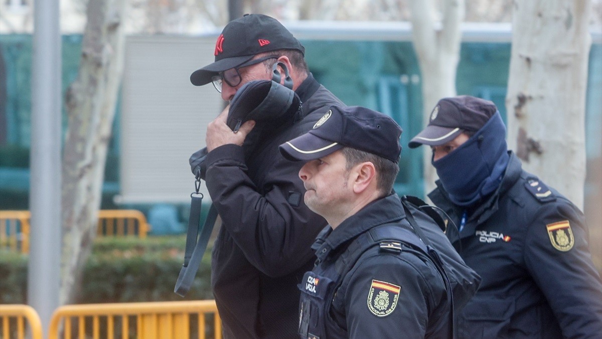 «No et deixaré ni un duro»: les escoltes telefòniques acorralen l'exassessor d'Ãbalos