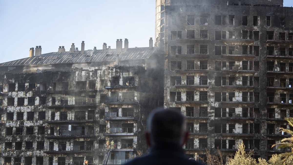 L'endemà de l'incendi a València, amb l'edifici totalment calcinat - Jorge Gil / Europa Press