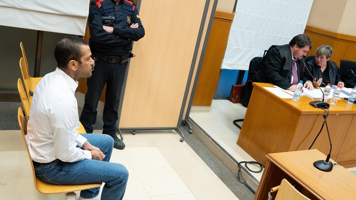 Alves batalla per sortir de presó i diu que no fugirà perquè confia en la justícia