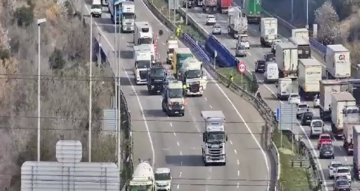Un accident entre quatre camions provoca cues quilomètriques a l'AP-7
