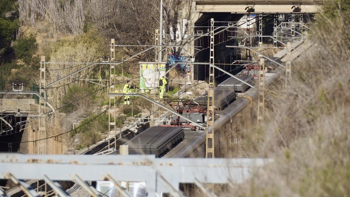 Operaris reparen l'avaria causada a la xarxa de Rodalies pel robatori de cable de catenària - Juanma Peláez