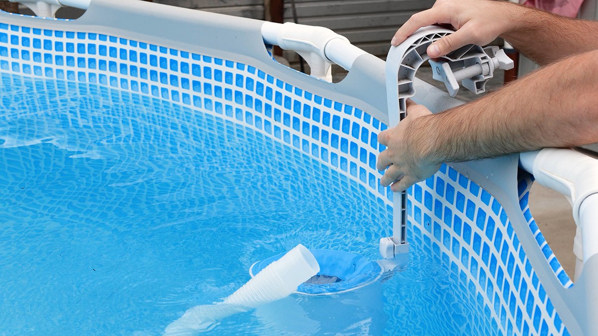 Enxampat per omplir una piscina a la Costa Brava amb un imant per manipular el comptador