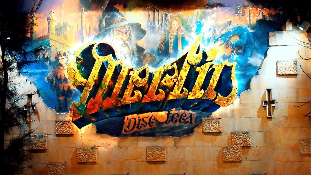 Enderroquen la discoteca Merlín, una de les més icòniques de Barcelona