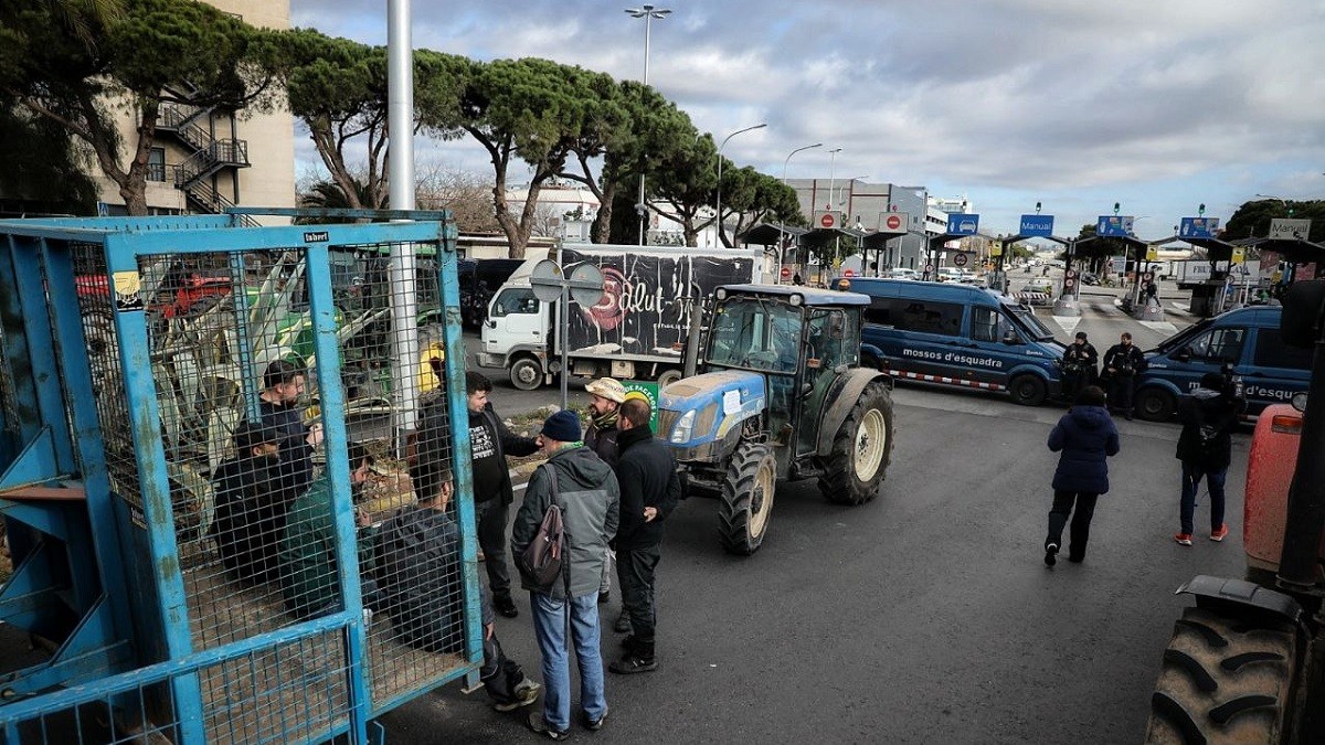 Els pagesos volen allargar 24 hores més la protesta al Port de Tarragona
