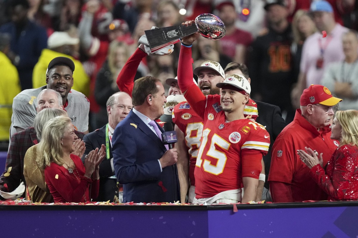 La imatge que tothom esperava: Taylor Swift i Travis Kelce es fan un petó en finalitzar la Super Bowl