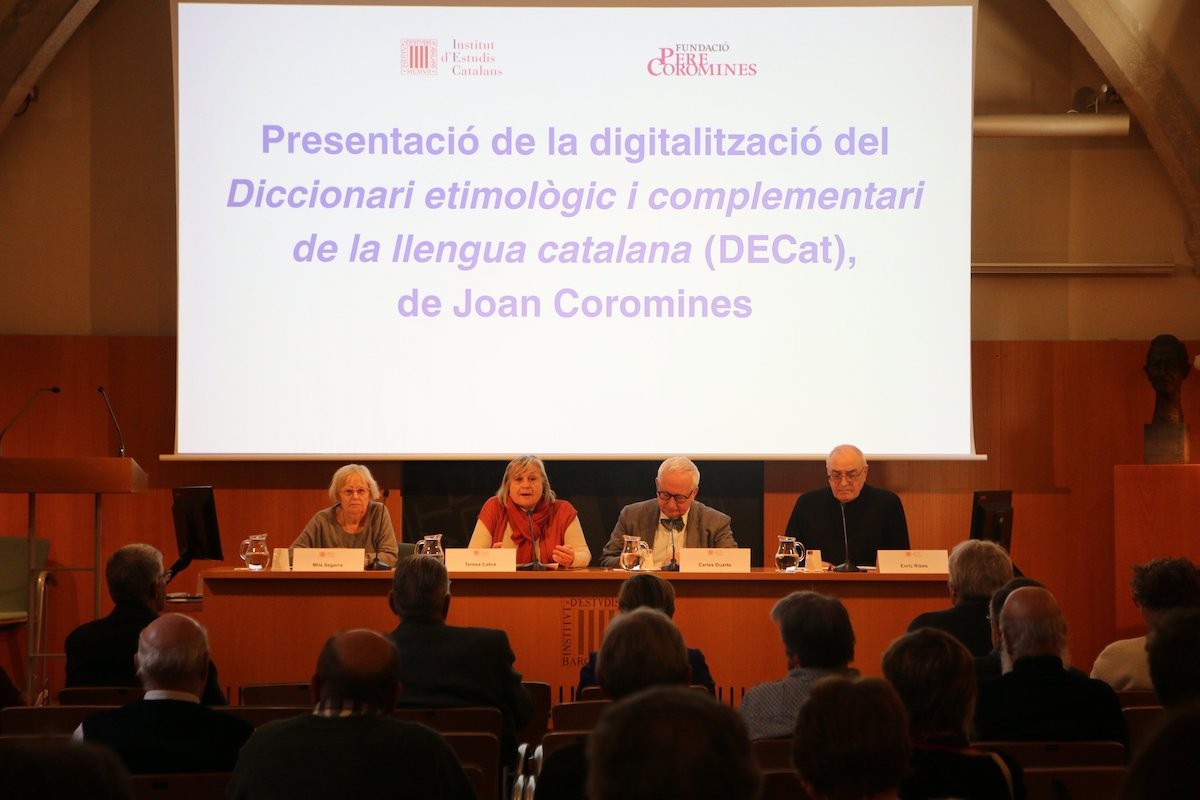Mila Segarra, Teresa Cabré, Carles Duarte i Enric Ribes a la presentació de la digitalització del DECat - IEC