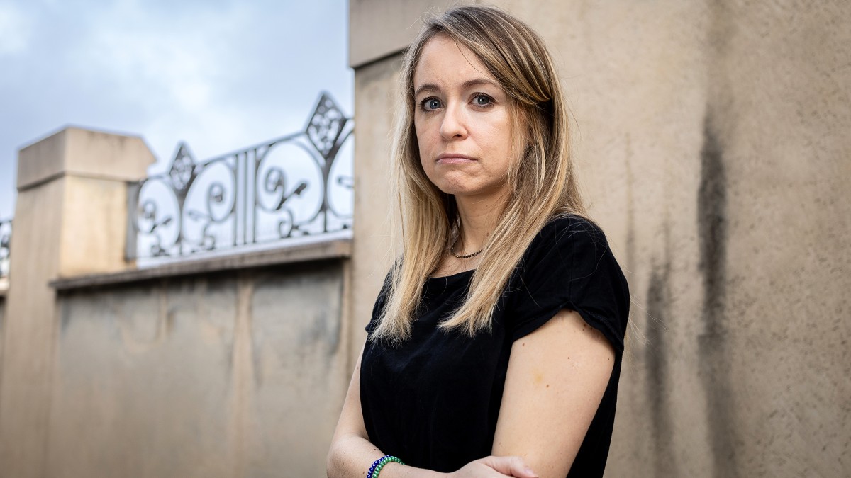 La escriptora Sally Hayden durant l'entrevista a la seu de IEMed - Hugo Fernández, Sally Hayden, 2024, 