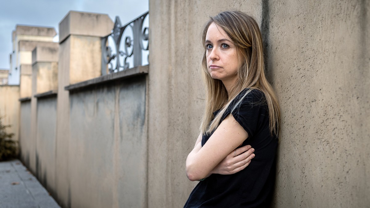 La escriptora Sally Hayden durant l'entrevista a la seu de IEMed - Hugo Fernández, Sally Hayden, 2024, 