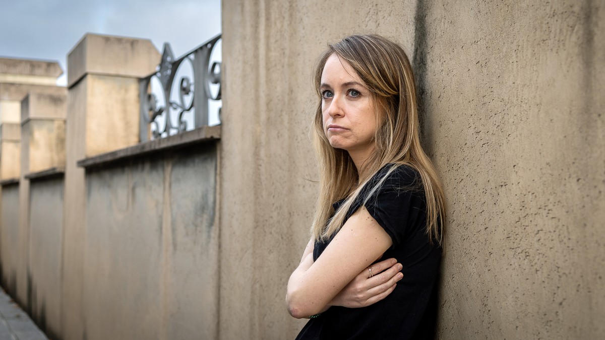 La escriptora Sally Hayden durant l'entrevista a la seu de IEMed - Hugo Fernández, Sally Hayden, 2024, 