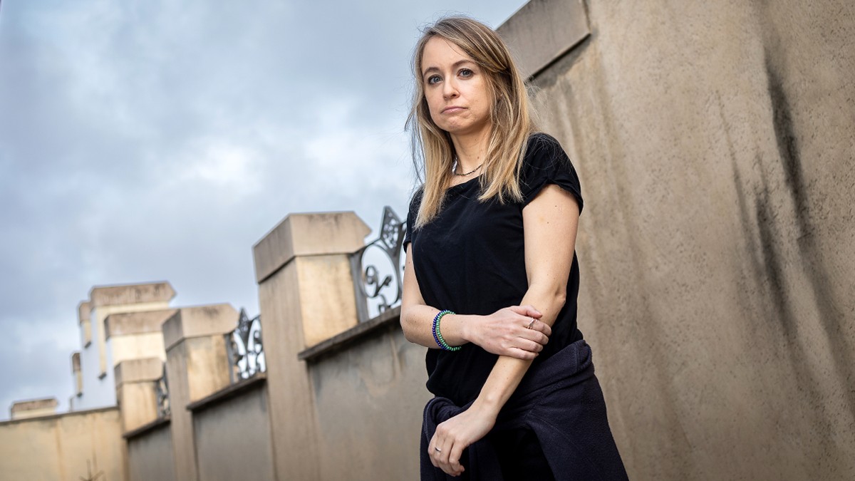La escriptora Sally Hayden durant l'entrevista a la seu de IEMed - Hugo Fernández, Sally Hayden, 2024, 